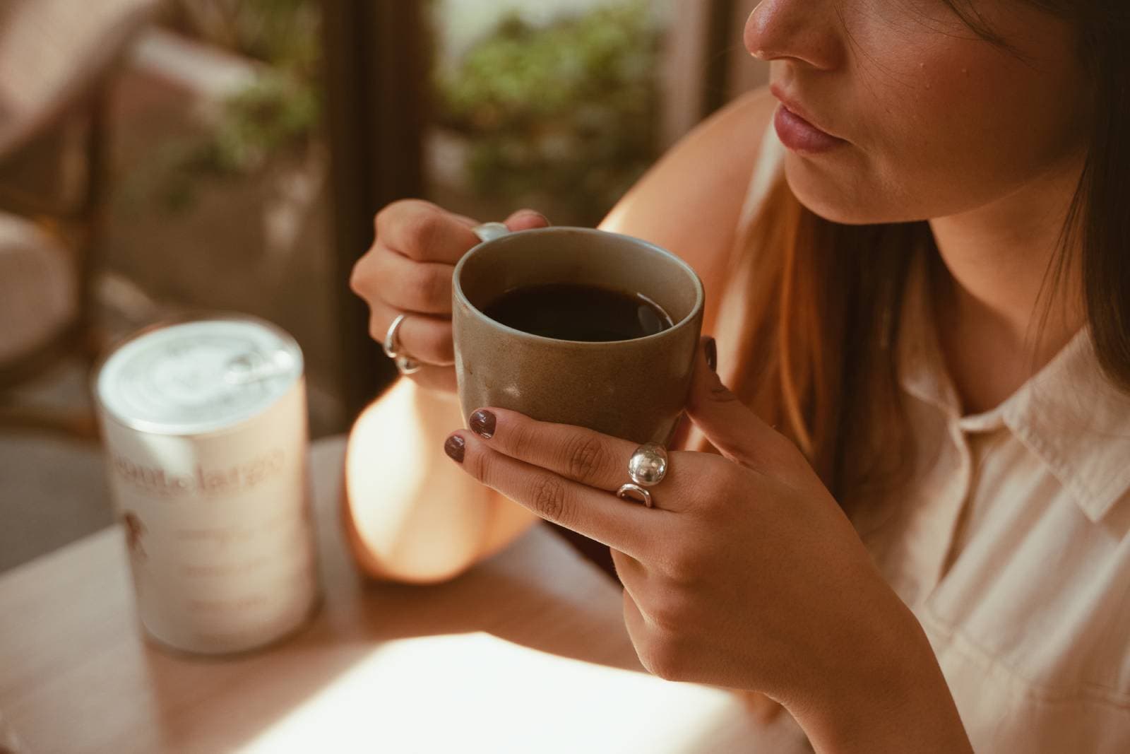 Mujer disfrutando una taza de café especial Montelargo, experiencia de degustación