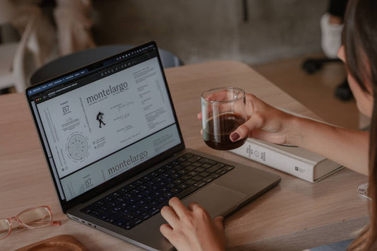 La Pausa Creadora: Por qué el Diseño y el Café Especial son el Combustible de la Creatividad